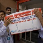 traslado de vacunas contra la polio en Delhi, India