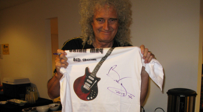 Subasta de camiseta autografiada por Brian May (Queen)