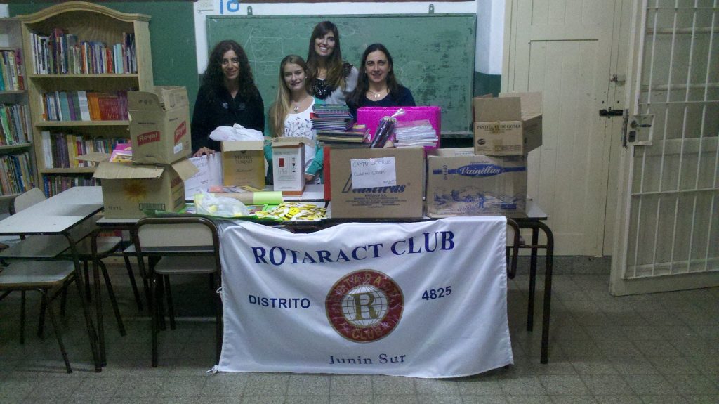 Entrega de material escolar en Campo La Cruz
