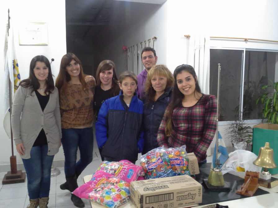 Entrega de golosinas a escuela 35