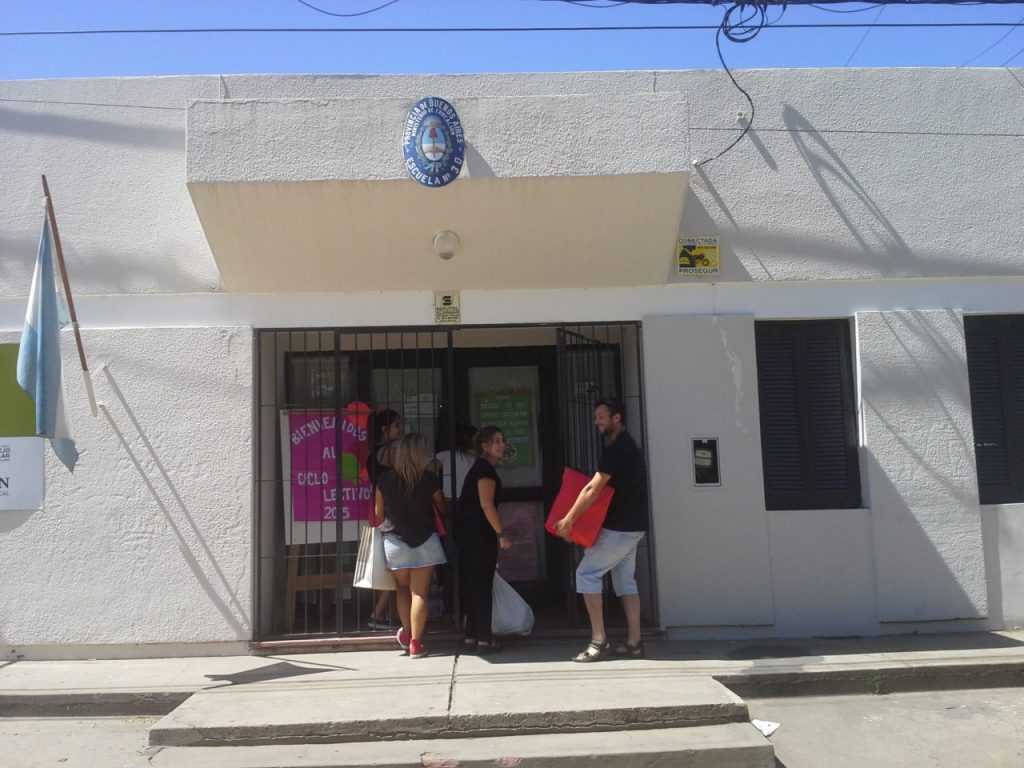 Entrega de útiles escolares recolectados en la campaña