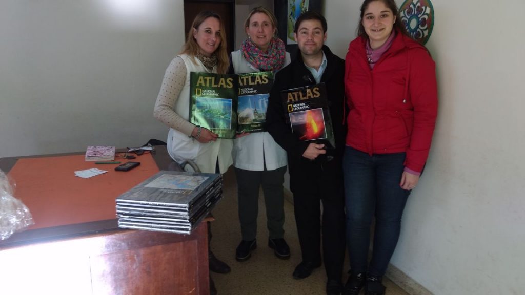 Entregamos colección de atlas que nos había sido donada