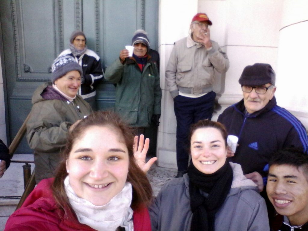 Café en la puerta del banco