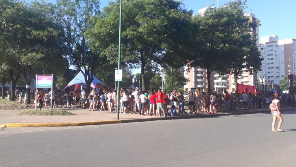 Entrega de juguetes en evento público